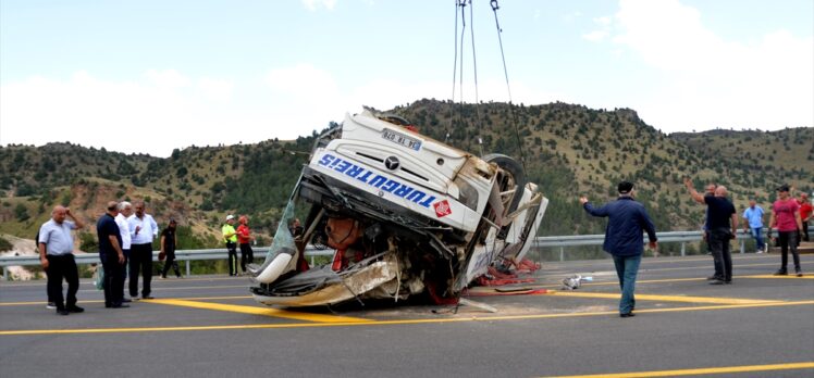 GÜNCELLEME 4 – Kars'ta yolcu otobüsü şarampole devrildi, 7 kişi öldü, 23 kişi yaralandı
