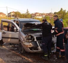 Kastamonu'da çarpışan hafif ticari araç ile otomobildeki 10 kişi yaralandı