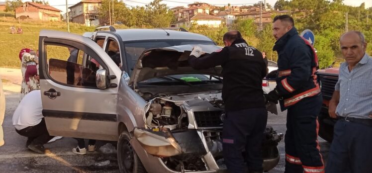 Kastamonu'da çarpışan hafif ticari araç ile otomobildeki 10 kişi yaralandı