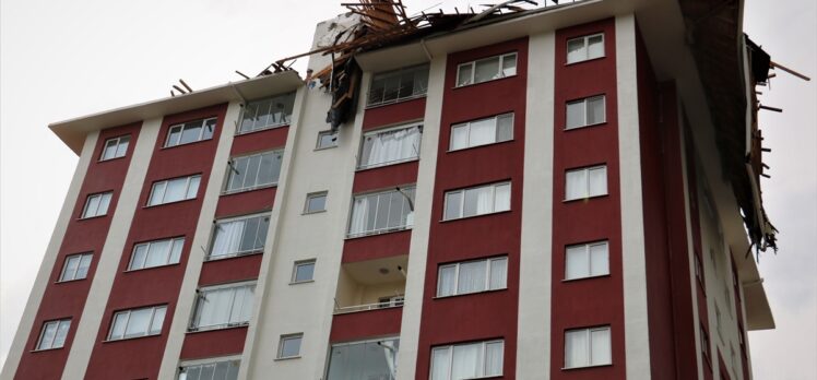 Kastamonu'da fırtına nedeniyle bazı binaların çatısı uçtu, 1 otomobil hasar gördü