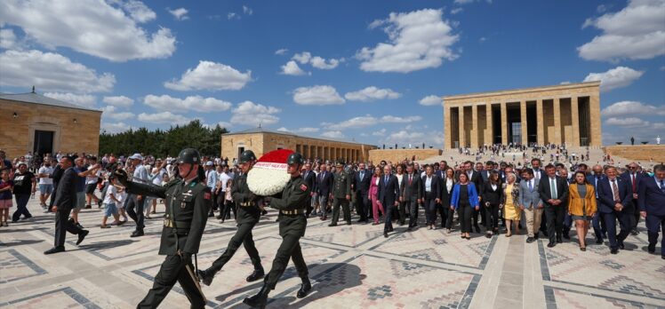 Kılıçdaroğlu, Lozan Barış Antlaşması'nın 100. yılı dolayısıyla Anıtkabir'i ziyaret etti