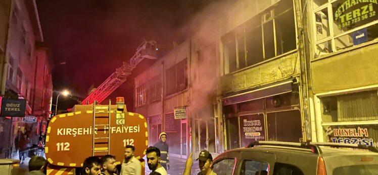 Kırşehir'de iş hanında çıkan yangında 9 iş yeri zarar gördü