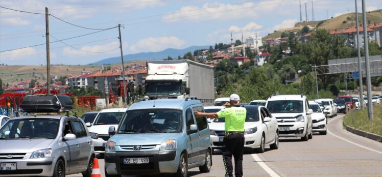 Kurban Bayramı tatili dönüşü Samsun-Ankara kara yolunda yoğunluk yaşanıyor