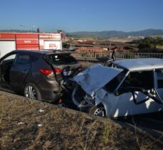 Manisa'da iki aracın çarpıştığı kazada 9 kişi yaralandı