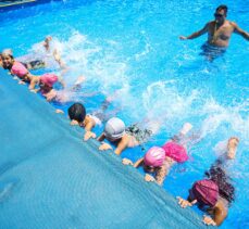 Mersin'de çocuklar portatif havuzda yüzme öğreniyor