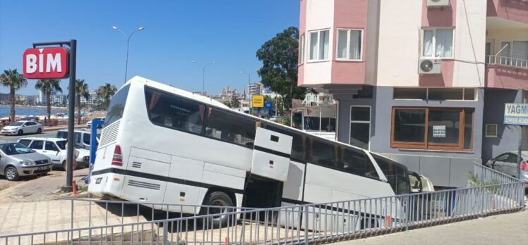 Mersin'de park halindeyken hareket eden otobüs, otomobile çarpıp markete girdi