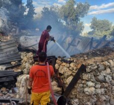 Mersin'de yangın çıkan taş ev ve ahır kullanılamaz hale geldi