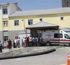 Muş'ta kaldırımda bekleyen aileye traktör çarptı, 1 kişi öldü, 2 kişi yaralandı