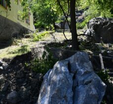 Osmaniye'de deprem nedeniyle yamaçtan kopan kaya parçası müstakil eve zarar verdi
