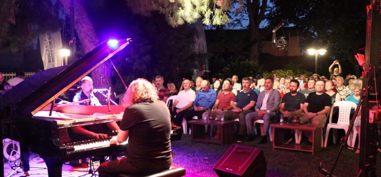 Piyanist Tuluyhan Uğurlu Kocaeli'de konser verdi