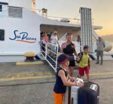 Rodos Adası'ndaki yangın nedeniyle tahliye edilen 95 turist, feribotla Marmaris'e getirildi