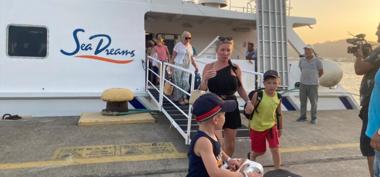 Rodos Adası'ndaki yangın nedeniyle tahliye edilen 95 turist, feribotla Marmaris'e getirildi