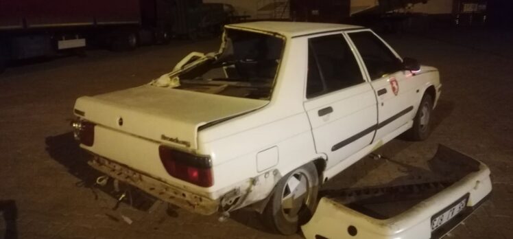 Samsun'da takla atan hafif ticari araç otomobile çarptı, 4 kişi yaralandı