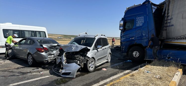 Şanlıurfa'da kırmızı ışıkta beklerken tırın çarptığı araçlardaki 6 kişi yaralandı