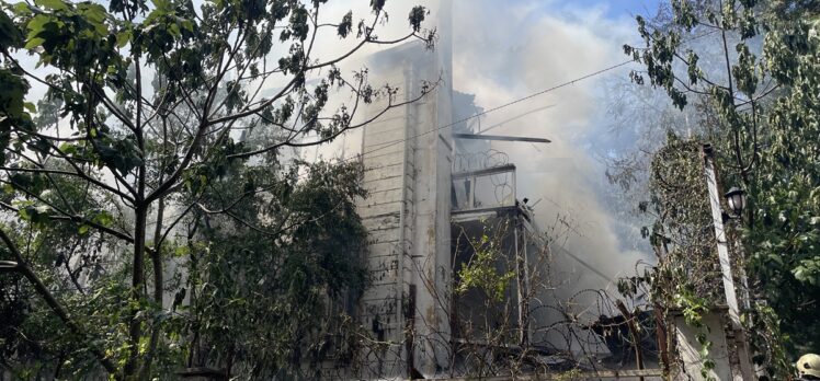 Sarıyer'de 3 katlı metruk binada çıkan yangın söndürüldü