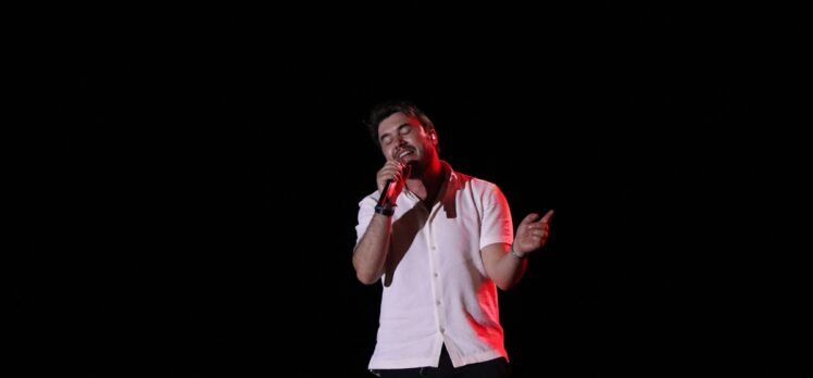 Şarkıcı Mustafa Ceceli Niğde'de konser verdi