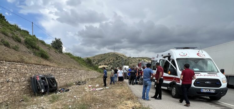 Sivas'ta istinat duvarına çarparak devrilen otomobildeki 4 kişi yaralandı