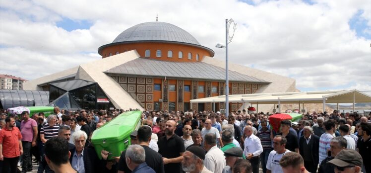 Sivas'ta trafik kazasında ölen baba ile eşi ve kızının cenazeleri toprağa verildi