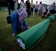 Srebrenitsa soykırımı kurbanlarının tabutları defnedilecekleri Potoçari Anıt Mezarlığı'na taşındı