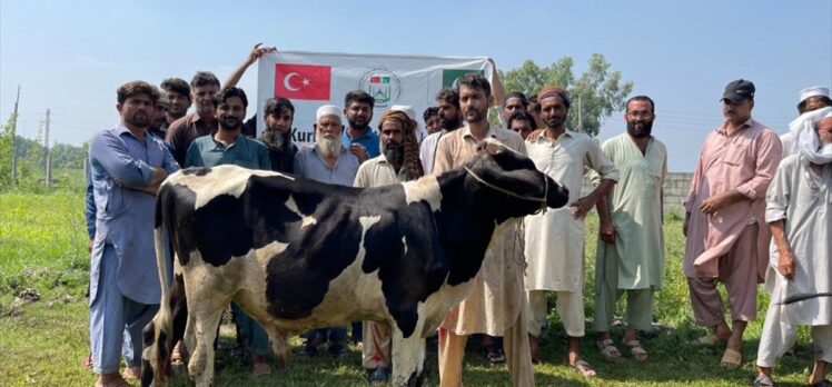 Türk yardım kuruluşları Pakistan'da 100 binin üzerinde aileye kurban eti dağıttı