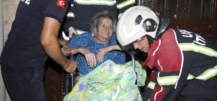 Uşak'ta evde çıkan yangında yaşlı kadın dumandan etkilendi