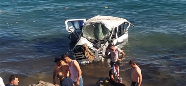 Van Gölü'ne düşen minibüsteki 11 kişi yaralandı