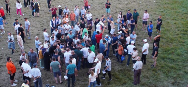 Başpehlivan Zeybek'in taraftarları er meydanında “Cezayir Türküsü” ile zaferi kutladı