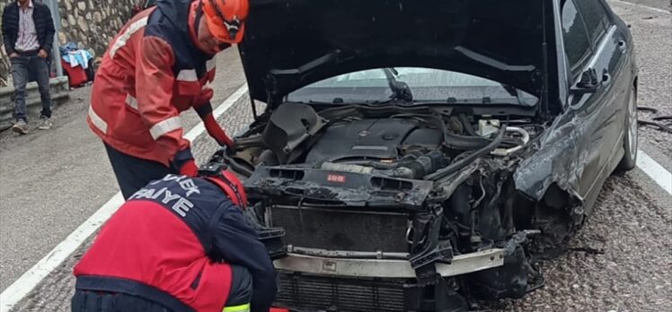 Zonguldak'ta iki otomobilin çarpıştığı kazada 1'i bebek 8 kişi yaralandı
