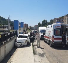 Zonguldak'ta iki otomobilin çarpıştığı kazada baba ve iki çocuğu yaralandı