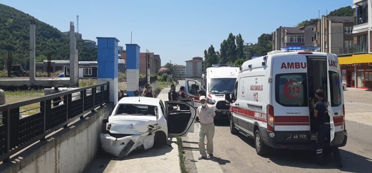 Zonguldak'ta iki otomobilin çarpıştığı kazada baba ve iki çocuğu yaralandı
