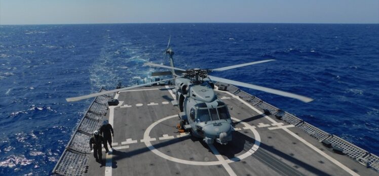 ABD Uçak Gemisi Görev Grubu Komutanı Albay Harkin, TCG GÖKÇEADA'yı ziyaret etti