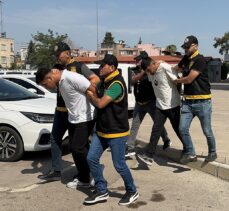 Adana'da bir kişinin otomobilini gasbeden 4 zanlı tutuklandı