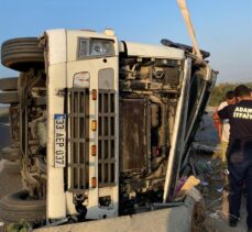 Adana'da devrilen tırın sürücüsü yaralandı