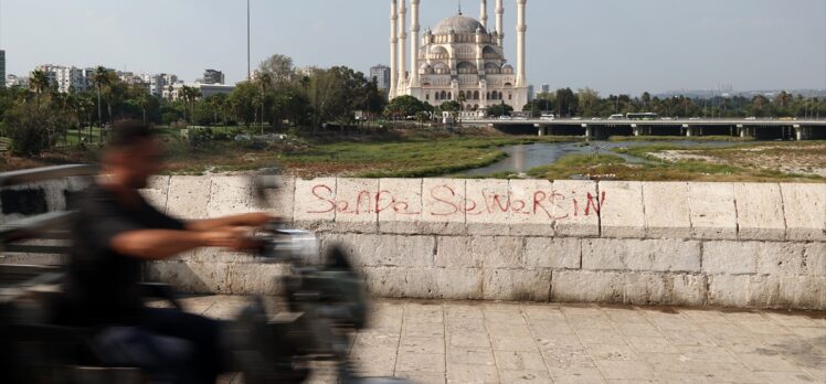 Adana'da tarihi köprüye sprey boyayla yazı yazılmasına vatandaşlardan tepki