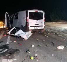 Adana'da tıra çarpan panelvandaki 2 kişi yaralandı