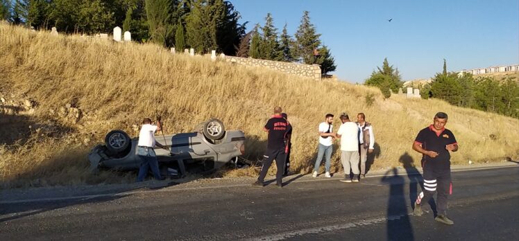 GÜNCELLEME – Adıyaman'da şarampole devrilen otomobilin sürücüsü öldü, 2 kişi yaralandı