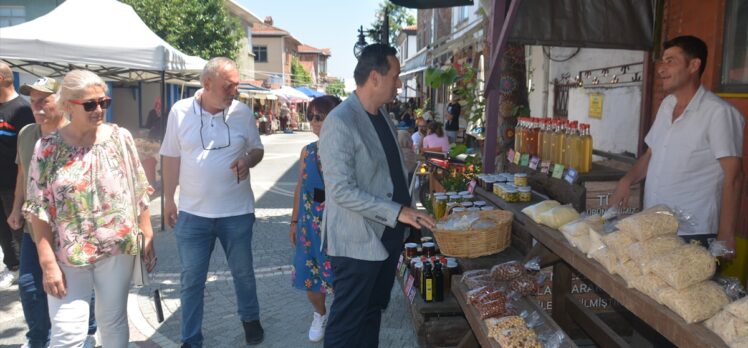 Akçakoca'da tarihi mahallede kurulan yöresel pazar turizme katkı sunuyor