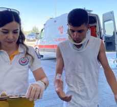 Aksaray'da refüje çarpan otomobildeki 5 kişi yaralandı