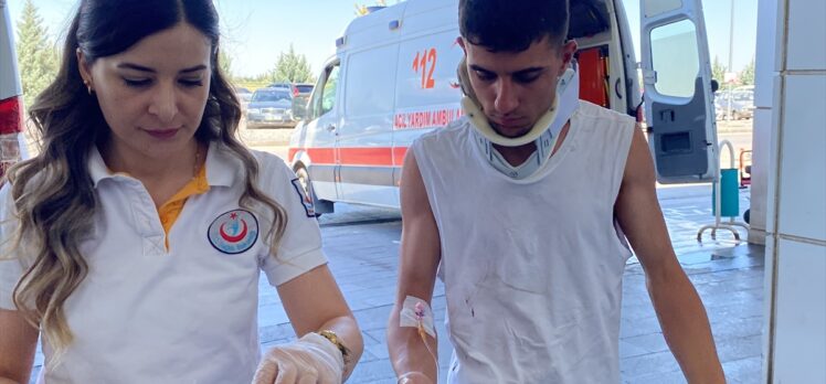 Aksaray'da refüje çarpan otomobildeki 5 kişi yaralandı