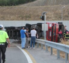 Amasya'da devrilen un yüklü tırın sürücüsü öldü