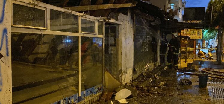 Antalya'da çıkan yangında 2 iş yeri hasar gördü
