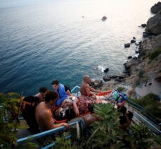 Antalya'da falezlerden düşen Rus turist yaralandı