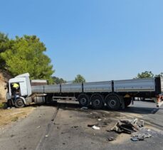 Antalya'da kamyonetle tırın çarpıştığı kazada 2 kişi öldü, 1 kişi yaralandı