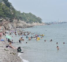Antalya'da serinlemek isteyenler sahil ve mesire alanlarını doldurdu