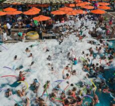 Antalya'da turistler sıcak havada havuza atılan buzlarla serinledi