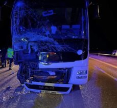 Antalya'da yolcu otobüsünün traktöre çarpması sonucu 5 kişi yaralandı