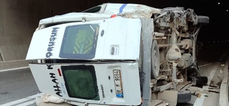 Artvin'de minibüsün devrildiği kazada 11 kişi yaralandı