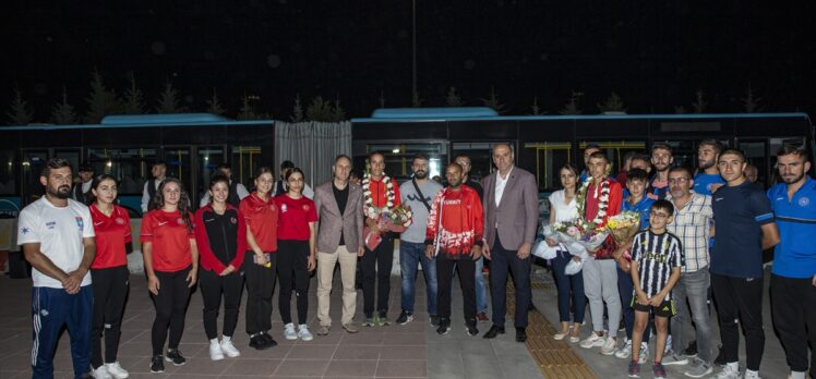 Avrupa şampiyonu milli atlet Dilek Koçak, memleketi Erzurum'da coşkuyla karşılandı