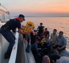 Ayvalık açıklarında lastik botlardaki 37 düzensiz göçmen kurtarıldı