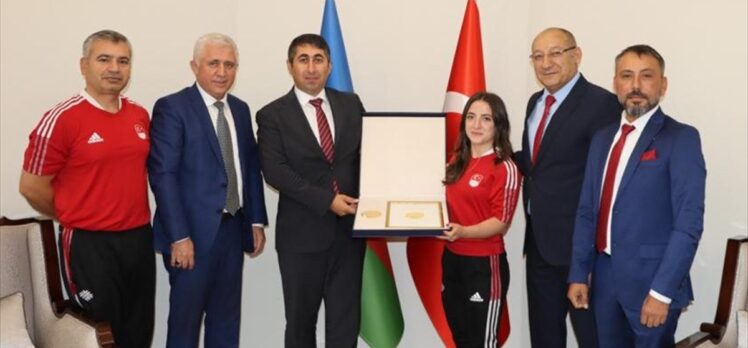 Azerbaycan Cumhurbaşkanı Aliyev'den milli halterci Cansu Bektaş'a özel madalya
